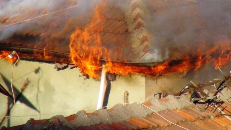 Diyarbakır’da Korkutan Yangın, 4 Katlı Bina Tahliye Edildi