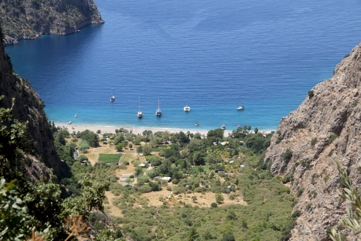 Kayalıklara Düşen Genç Kız 12 Saatte Kurtarıldı