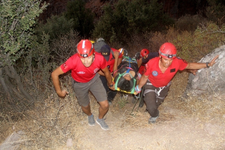 Kayalıklara Düşen Genç Kız 12 Saatte Kurtarıldı