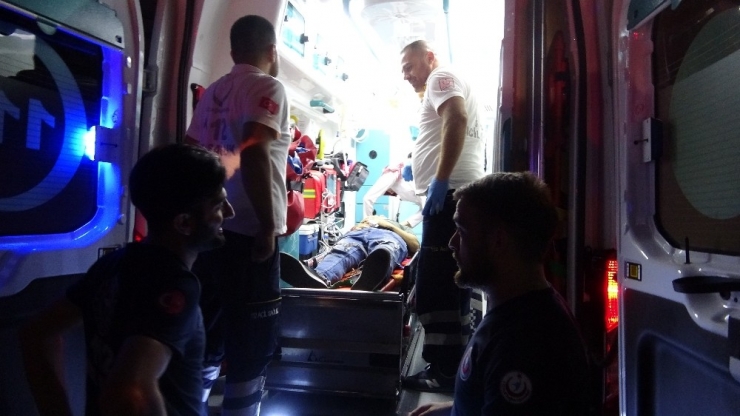 Pendik’te Duvara Çarpan Sürücü Araç İçerisinde Sıkıştı