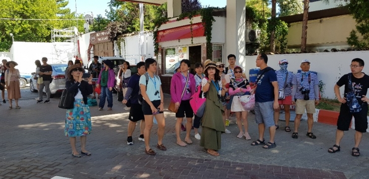 Tayvanlı Turistleri Taşıyan Otobüs Alev Topuna Dönmekten Son Anda Kurtuldu