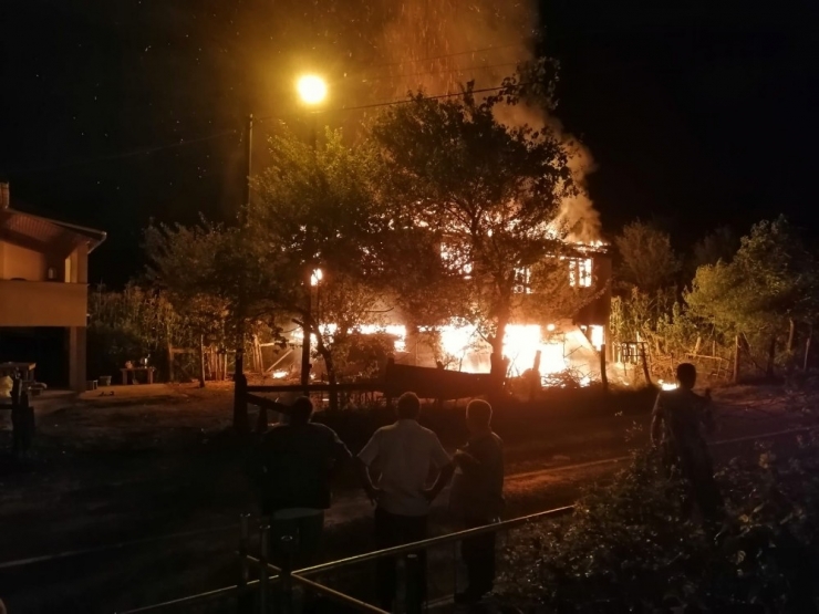 Sinop’ta İki Katlı Ev Alev Alev Yandı