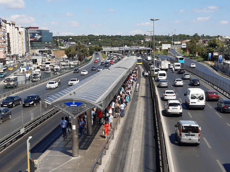 Şirinevlerde Bir Genç Metrobüsün Altında Kaldı