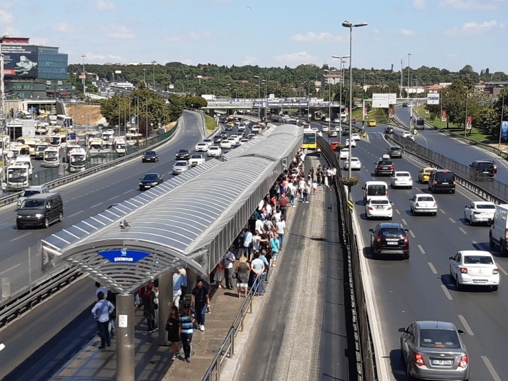 Şirinevlerde Bir Genç Metrobüsün Altında Kaldı