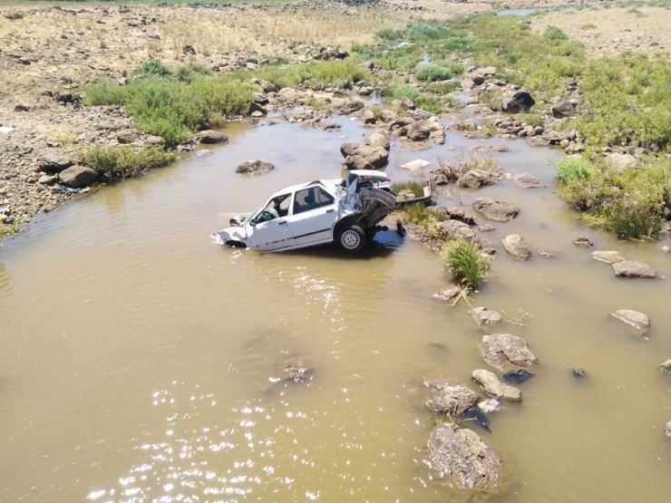 Otomobil Dereye Uçtu, 3 Kişi Yaralandı