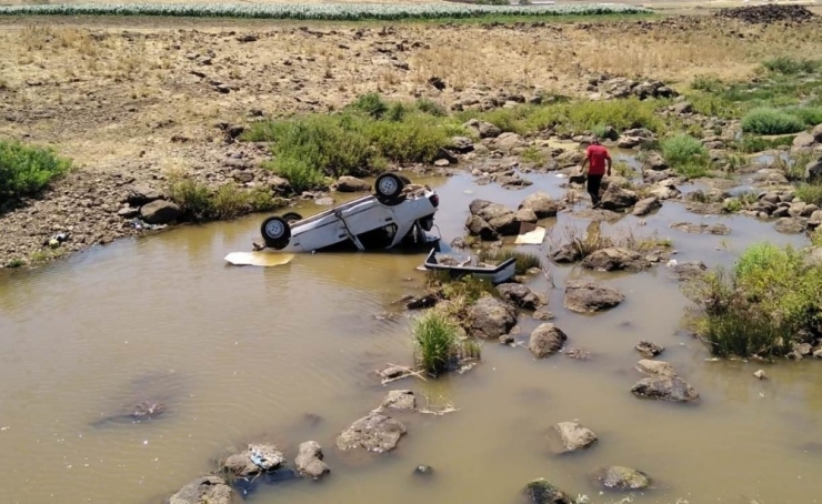 Otomobil Dereye Uçtu, 3 Kişi Yaralandı