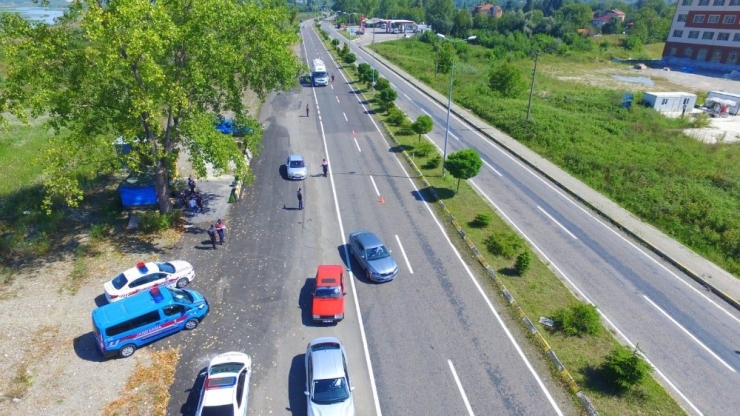 Jandarma Ceza Makbuzu Yerine Şeker İkram Etti