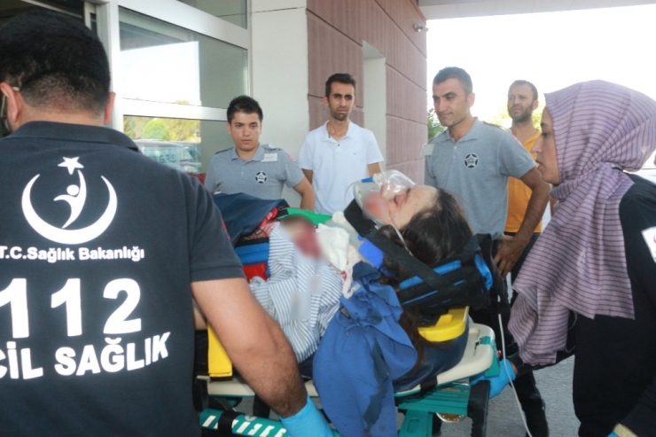 Otomobil Tarlaya Yuvarlandı: 2 Ağır Yaralı