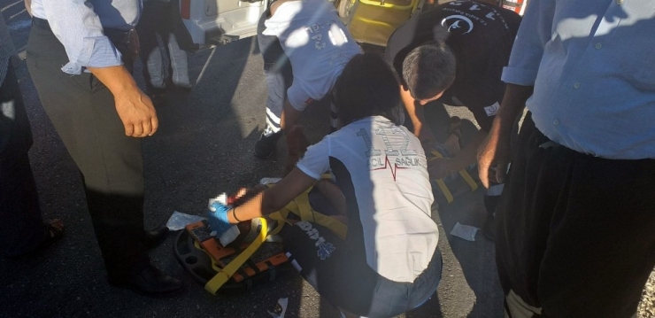 Otomobiller Kafa Kafaya Çarpıştı: 1 Yaralı