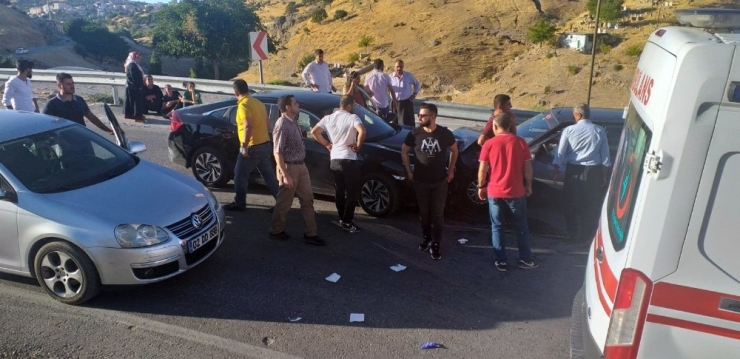 Otomobiller Kafa Kafaya Çarpıştı: 1 Yaralı