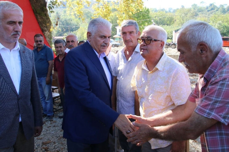 Binali Yıldırım Bayramını Selzedelerle Geçirdi