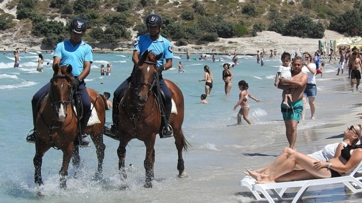 Atlı Jandarma Ekibi Çeşme Plajlarında Göreve Başladı