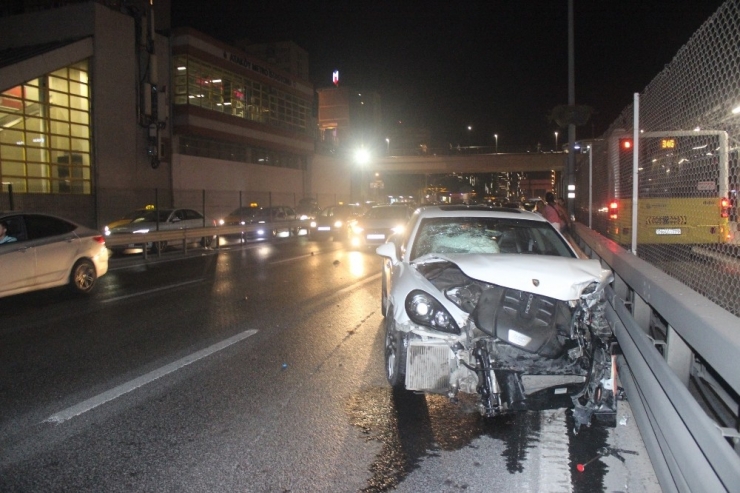 Her Şeylerini Bırakıp E-5’teki Zincirleme Kazayı Film Gibi Seyrettiler
