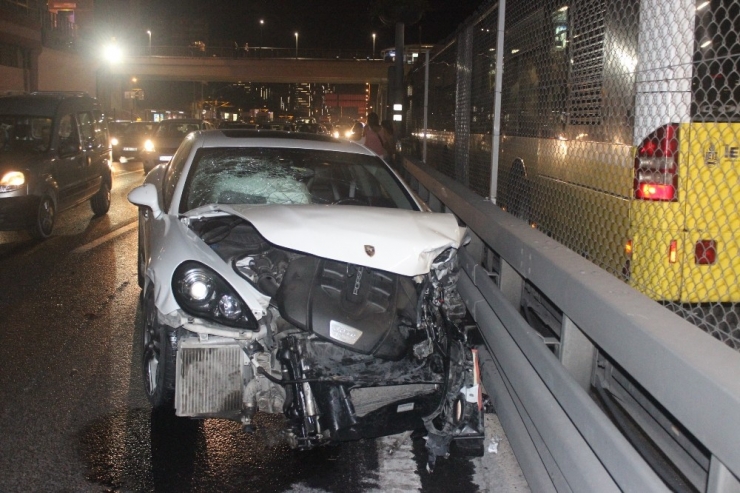 Her Şeylerini Bırakıp E-5’teki Zincirleme Kazayı Film Gibi Seyrettiler