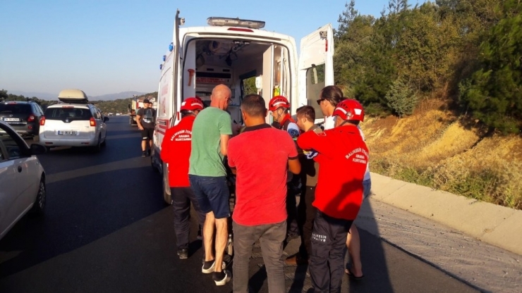 Burhaniye’de Otomobil Takla Attı: 3 Yaralı