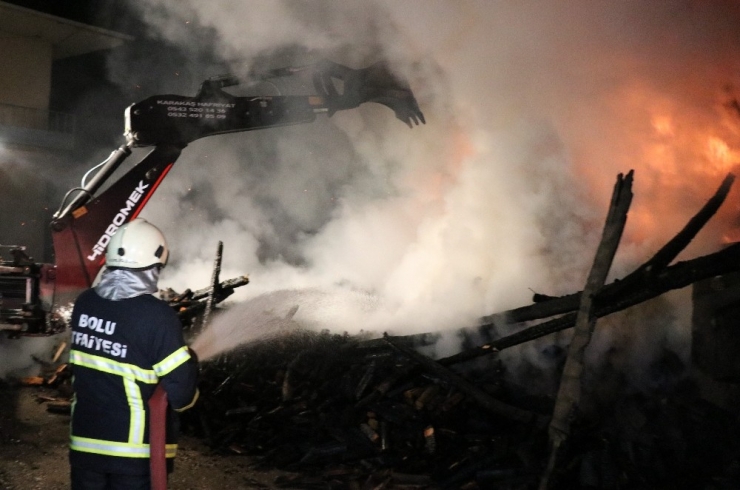 Bolu’da, Evlerin Arasındaki 2 Katlı Ahşap Odunluk Alev Alev Yandı