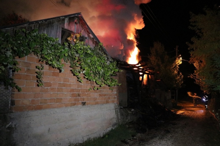 Bolu’da, Evlerin Arasındaki 2 Katlı Ahşap Odunluk Alev Alev Yandı
