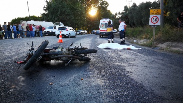 Kamyona Çarpan Kasksız Motosikletli Hayatını Kaybetti