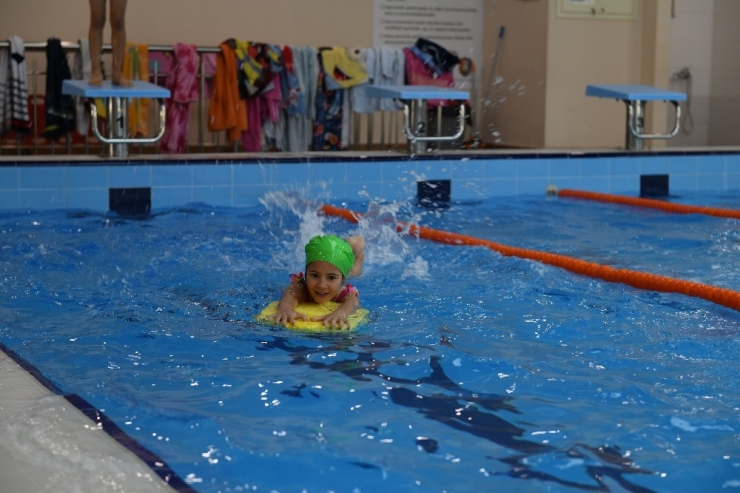 Çiğli’de Yaz-kış Yüzme Keyfi