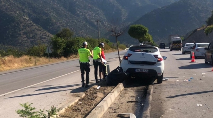 Otomobil Refüje Çarptı: 3 Yaralı