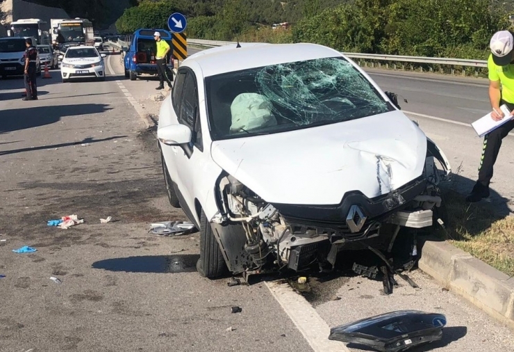 Otomobil Refüje Çarptı: 3 Yaralı