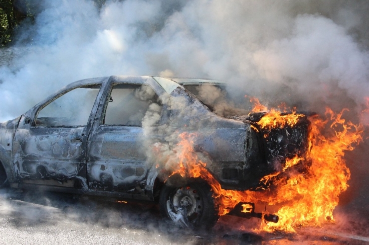 Otomobil Alev Alev Yandı