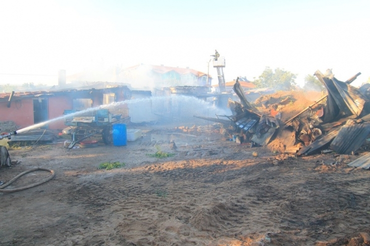 Edirne’de Yangında 3 Ev Kül Oldu