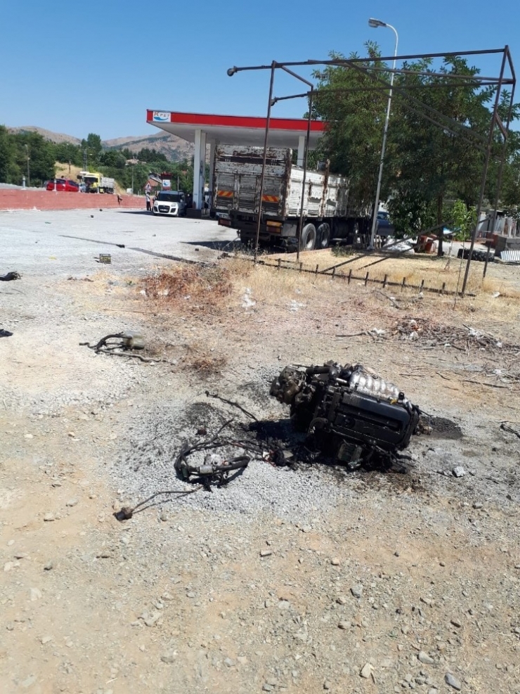 Otomobil, Petrol İstasyonuna Girerek Pompaya Çarptı: 4 Yaralı