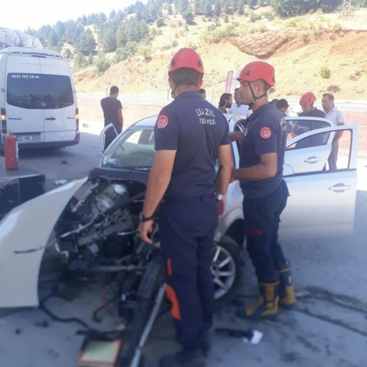 Otomobil, Petrol İstasyonuna Girerek Pompaya Çarptı: 4 Yaralı