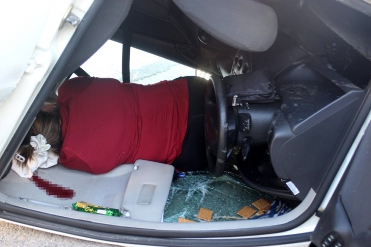 Takla Atan Otomobilde Sıkışan Kadın Sürücü Kurtarıldı