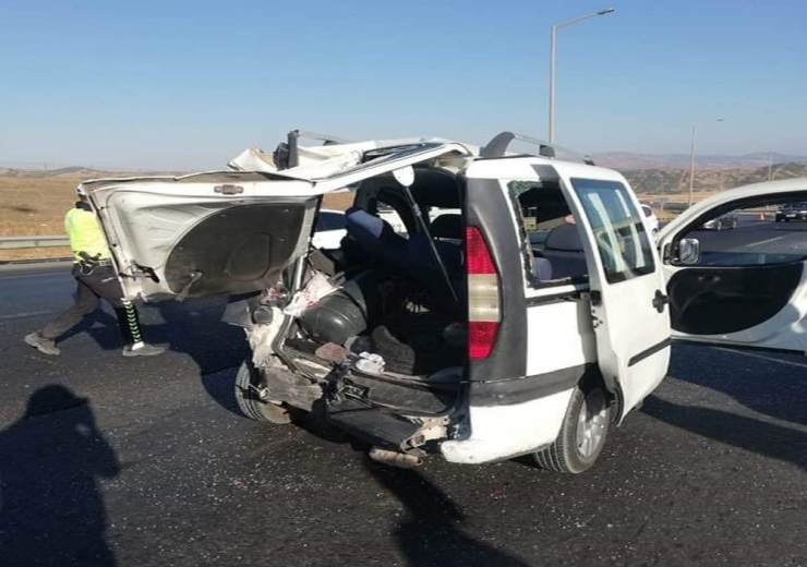 Yolcu Otobüsü Hafif Ticari Araca Çarptı: 5 Yaralı