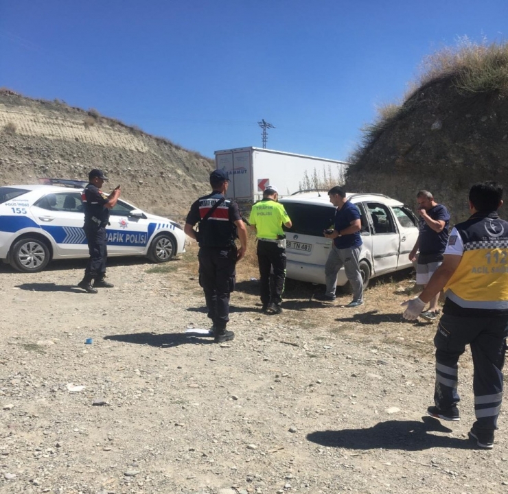 Hafif Ticari Araç Takla Attı: 3 Yaralı