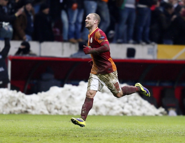 Hollandalı Yıldız Wesley Sneijder, Yeşil Sahalara Veda Etti