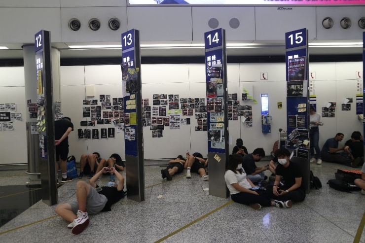 Hong Kong Uluslararası Havalimanı’ndaki Tüm Uçuşlar İptal Edildi