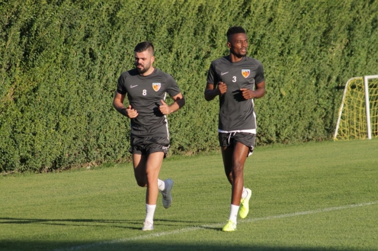 Mensah İle Hasan Hüseyin Ayrı Çalıştı