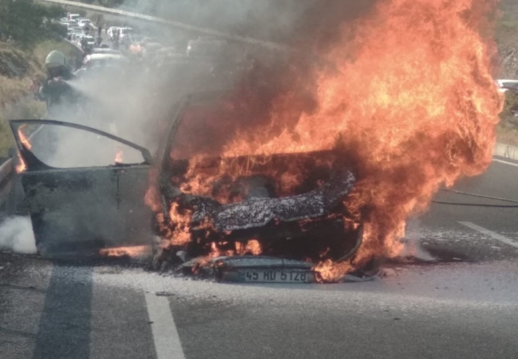 Köyceğiz’de Seyir Halindeki Otomobil Yandı