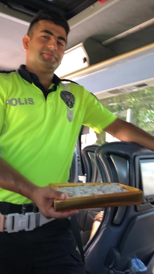 Yolcu Otobüsünü Durduran Polisler Bakın Ne Yaptı