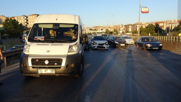 Pendik’te 4 Araç Birbirine Girdi: 2 Yaralı