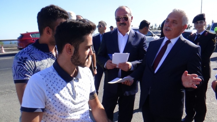 Motosikletli Kasksız Gençler Valiye Yakalandı