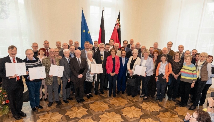 Almanya’da Yardımsever Türklere ’Eyalet Liyakat Nişanı’ Verildi