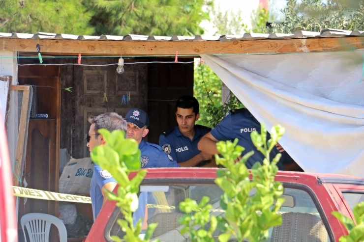 20 Yaşındaki Ablasını Boynuna Bıçak Saplayarak Öldürdü