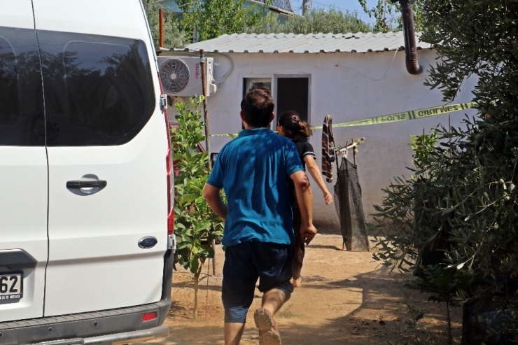 20 Yaşındaki Ablasını Boynuna Bıçak Saplayarak Öldürdü