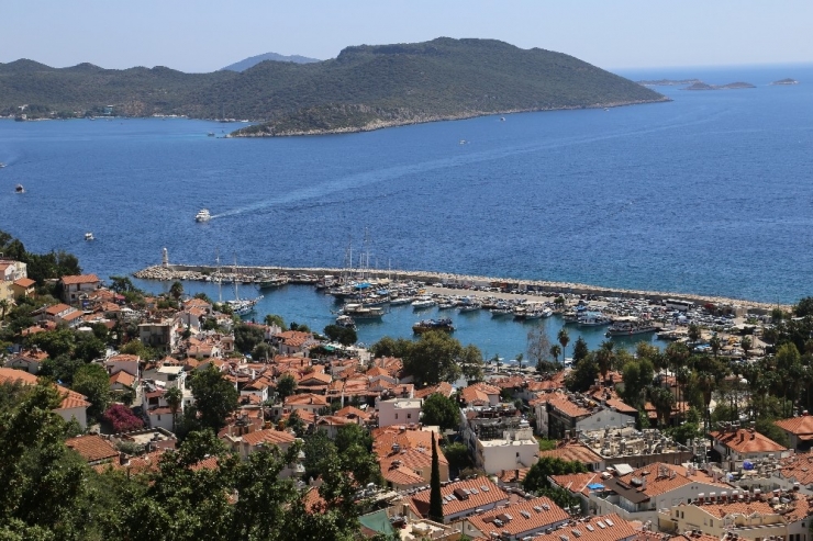 Turizm Merkezi Kaş’ın Nüfusu Bayramda İkiye Katlandı