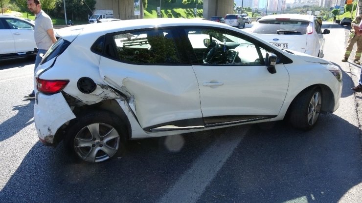 Otomobil Elektrik Direğine Çarptı: 2 Yaralı