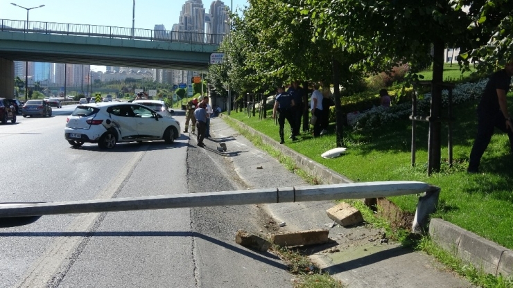 Otomobil Elektrik Direğine Çarptı: 2 Yaralı