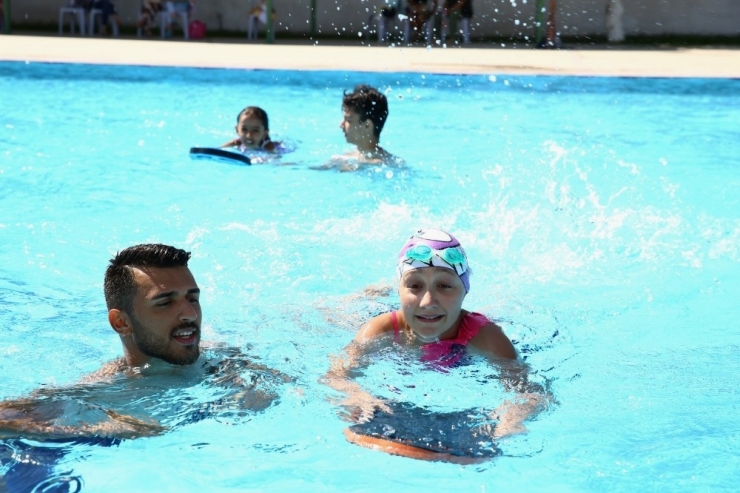 Yenipazarlı Minikler Yüzmeyi Eğlenerek Öğreniyor