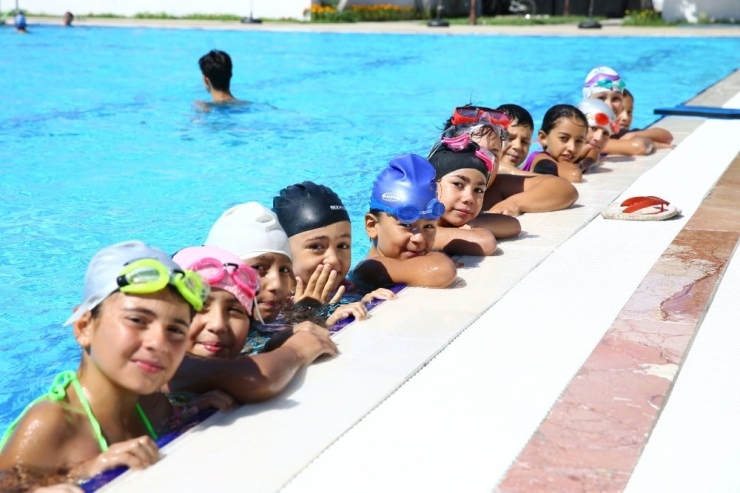 Yenipazarlı Minikler Yüzmeyi Eğlenerek Öğreniyor