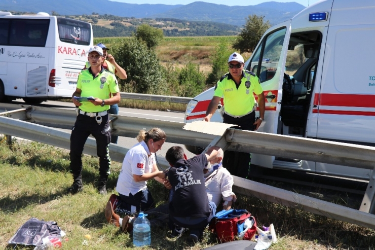 Tem’de Bariyerlere Çarpan Lüks Cip Refüje Uçtu: 4 Yaralı