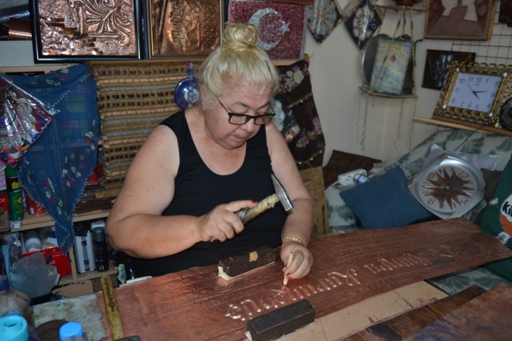 Emekli Resim Öğretmeni Bakır İşlemeciliği Sanatından Vazgeçemiyor