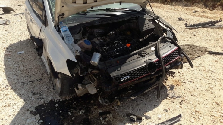 Devrilen Otomobildeki 3 Kişi Yaralandı